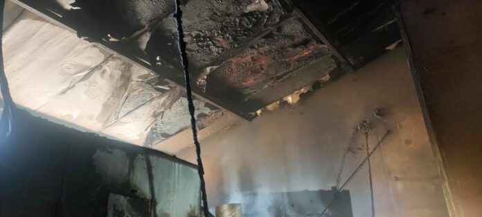 Acilia, incendio in un magazzino: sette Vigili del Fuoco intossicati