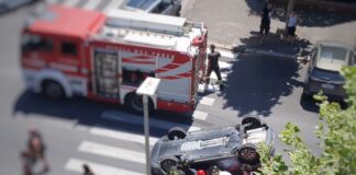Incidente stradale ad Ostia: auto fa una carambola e si ribalta