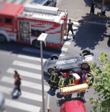 Incidente stradale ad Ostia: auto fa una carambola e si ribalta