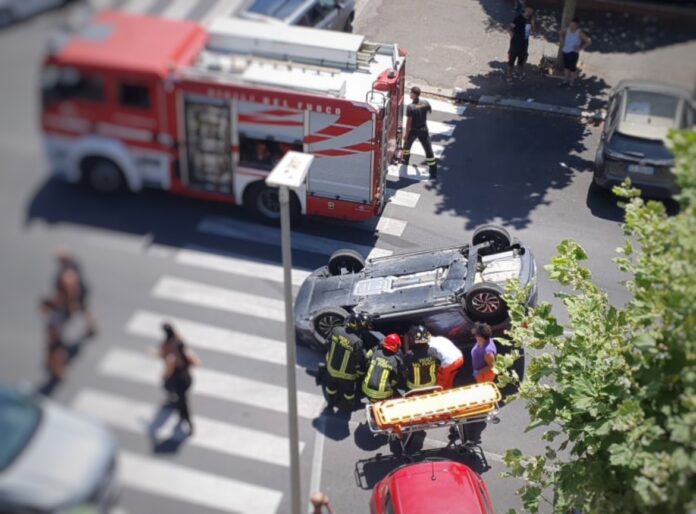 Incidente stradale ad Ostia: auto fa una carambola e si ribalta