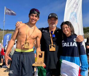 Un giovanissimo surfista di Ostia porta in alto i colori italiani in una delle più prestigiose competizioni internazionali. Lui è Leonardo Apreda e, visti gli ultimi risultati, si candida ad affiancare in futuro a livello mondiale un altro grandissimo surfista del litorale romano, Leonardo Fioravanti. Quest’ultimo, in passato, aveva ottenuto un traguardo sulla carta irraggiungibile: battere il mito del surf Kelly Slater.“Non mi sembra ancora vero quello che è accaduto – afferma Leonardo - dopo tanti sacrifici e tentativi grazie alla “squadra” sono riuscito a realizzare questo sogno. Un ringraziamento particolare alla Federazione Italiana, che in tutti questi anni ha sempre creduto in me. Ringrazio Claudio Ponzani e Marco Gregori per essere stati al mio fianco, un abbraccio gigantesco al mio coach Jesus Maria Guerra con il quale da un anno ho intrapreso un percorso molto importante per la mia vita. Ringrazio i coach Nicola Bresciani e Lorenzo Castagna per tutto il supporto e il mitico Kekko Starita che mi ha aiutato in questo Europeo. Questo è solo l’inizio”.

Sul fronte Olimpiadi, invece, nelle prime ore della notte è uscito purtroppo dalla competizione Leonardo Fioravanti. E’ stato battuto dal Kanoa Igarashi nel Day 2. Il surfista giapponese, che aveva vinto l’argento a Tokio 2020 e che ora punta all’oro, sfruttando benissimo i tubi di tre onde, ha totalizzato un 13.87 contro il 7.00 totale di Fioravanti. Era l’unico surfista azzurro in gara.  

