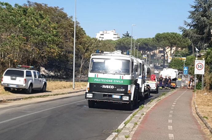 Paura all'Aurelio per l'esplosione di un incendio di grandi dimensioni: evacuate case e un'università 1