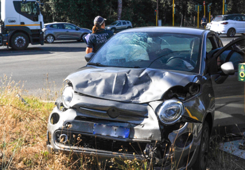 Incidente sulla Colombo: tre feriti nella carambola tra due auto (VIDEO) 1