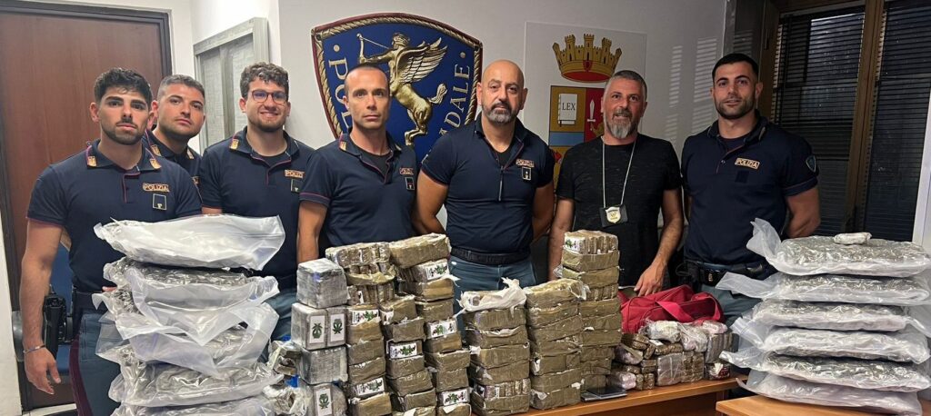 Roma: viaggia con 17 chili di droga, tradito dal Gra 1