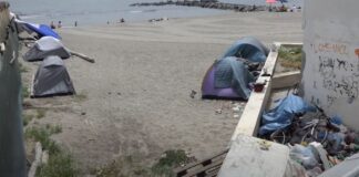 Ostia, tendopoli sulla spiaggia libera: bagnanti esasperati chiedono interventi - canaledieci.it