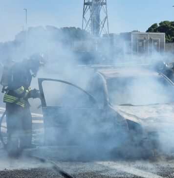 Autostrada A12, auto prende fuoco: avvolta completamente dalle fiamme