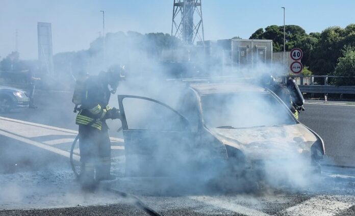 Autostrada A12, auto prende fuoco: avvolta completamente dalle fiamme