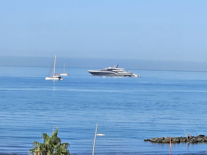 Sbarca a Ostia il magnate delle miniere con il suo superyacht Dar