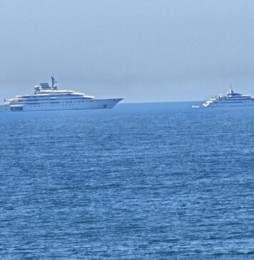 Ostia, arriva il gigantesco yacht dello sceicco: è accompagnato da altre due super barche