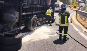 Camion si ribalta sull'A91 Roma-Fiumicino: un ferito grave, svincolo chiuso 1