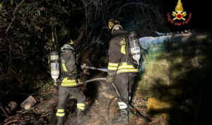 Olgiata, un incendio distrugge 40 ettari di macchia mediterranea: si alzano elicotteri e Canadair 2