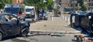 Ostia, spaventoso incidente tra due auto. Vigili del fuoco sul posto: due ragazze in codice rosso (VIDEO) 2