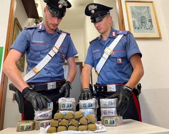 Anzio, oltre 6 kg di hashish scoperti dai carabinieri: due arresti