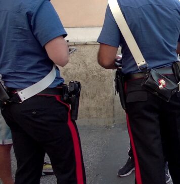 Roma, paura al bar: uomo lancia lattine contro i clienti