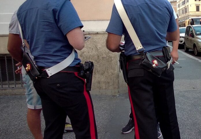 Roma, paura al bar: uomo lancia lattine contro i clienti