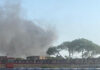 Roma, incendio vicino al carcere di Rebibbia: bruciati alcuni mezzi