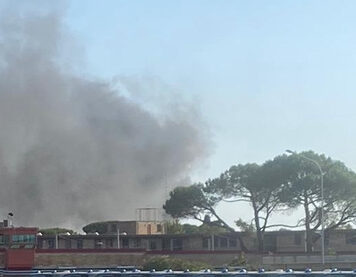 Roma, incendio vicino al carcere di Rebibbia: bruciati alcuni mezzi