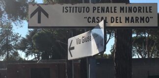 Caos a Casal del Marmo: celle incendiate nel carcere minorile e agente ferito