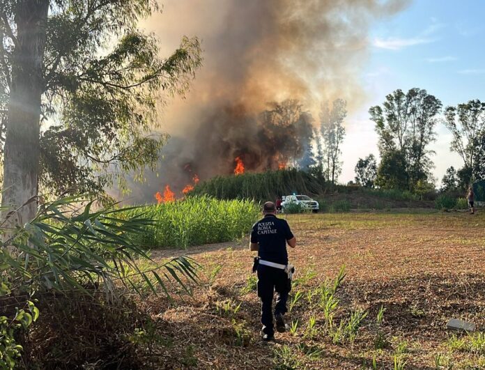 Ostia, da una baracca il furioso incendio e le esplosioni