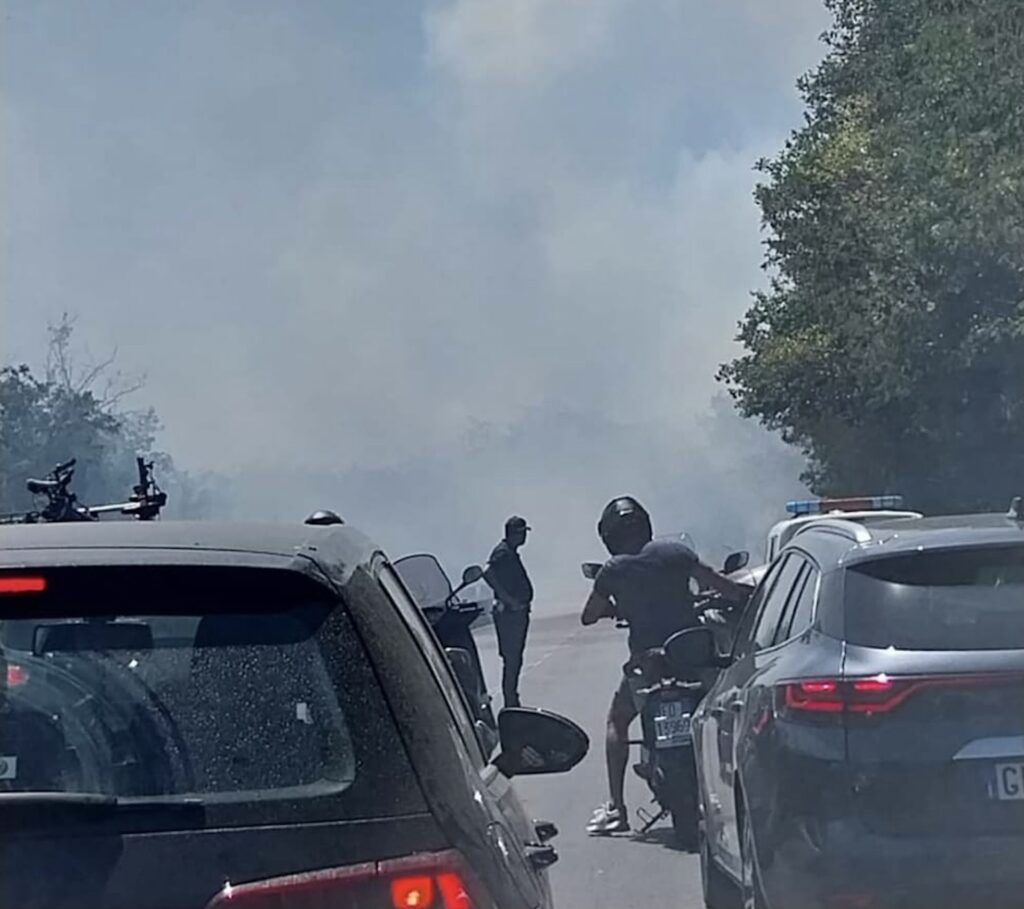 Auto gpl va a fuoco, chiusa via Pontina 1