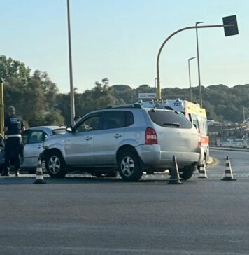 Incidente sul lungomare di Ostia, carambola al semaforo