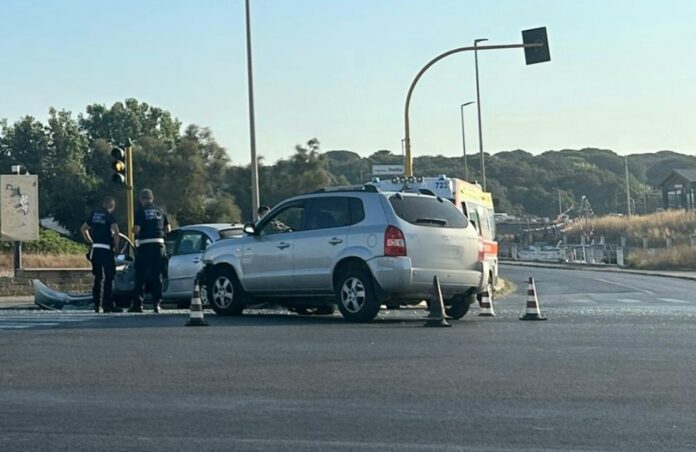 Incidente sul lungomare di Ostia, carambola al semaforo