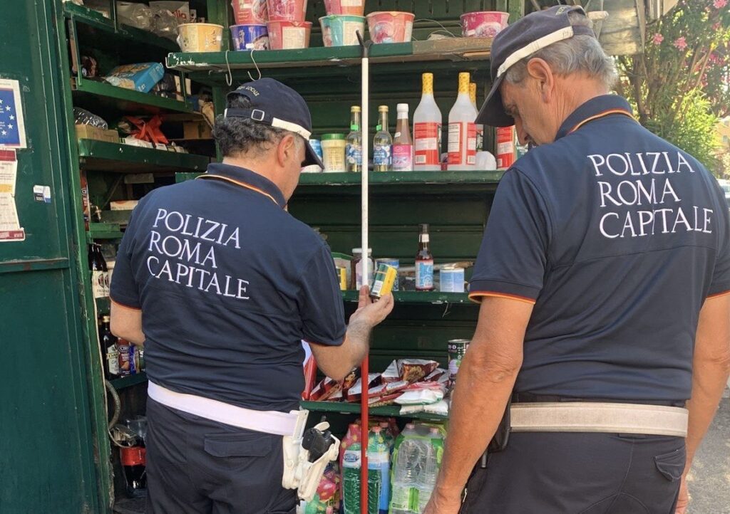 Scoperto a Roma mini market dell'avariato: sugli scaffali birra e chupa chups scaduti dal 2021 1