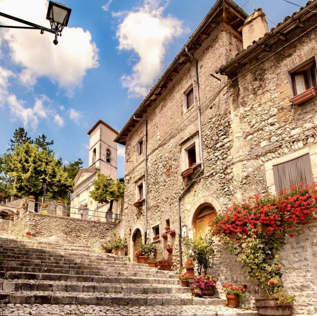 Fuga dal caldo romano, sabato in uno dei borghi più belli d'Italia 1