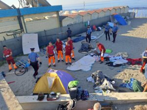 Spiaggia di Ostia, nuovo blitz per smantellare le tendopoli (VIDEO)