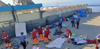 Spiaggia di Ostia, nuovo blitz per smantellare le tendopoli (VIDEO)