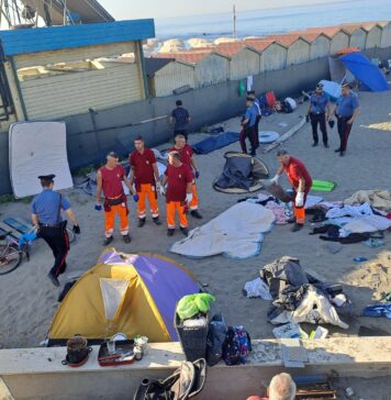 Spiaggia di Ostia, nuovo blitz per smantellare le tendopoli (VIDEO)