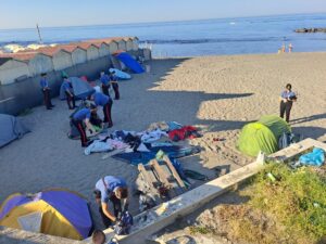 Spiaggia di Ostia, nuovo blitz per smantellare le tendopoli (VIDEO)