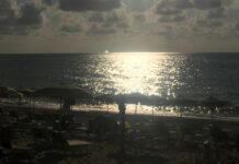 Ostia, momenti di paura in un ristorante sul lungomare: uomo entra e sfascia i locali (Foto: Canaledieci.it)