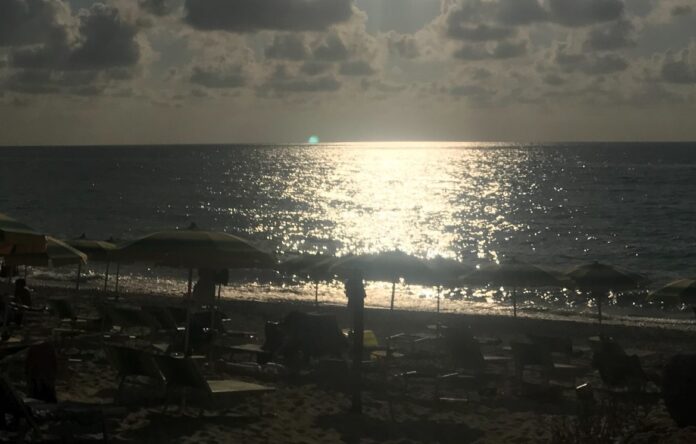 Ostia, momenti di paura in un ristorante sul lungomare: uomo entra e sfascia i locali (Foto: Canaledieci.it)