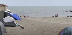 Ostia, tendopoli sulla spiaggia libera: bagnanti esasperati chiedono interventi (VIDEO) 1