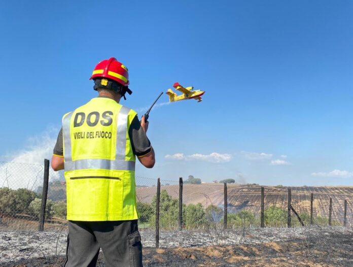 Roma e provincia, Vigili del Fuoco: oltre trenta incendi in poche ore, fiamme tra hinterland e litorale