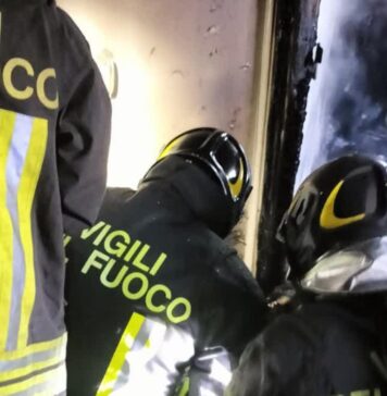 Pomezia, incendio ai garage di via Fellini. Grande spavento tra i residenti, che corrono in strada