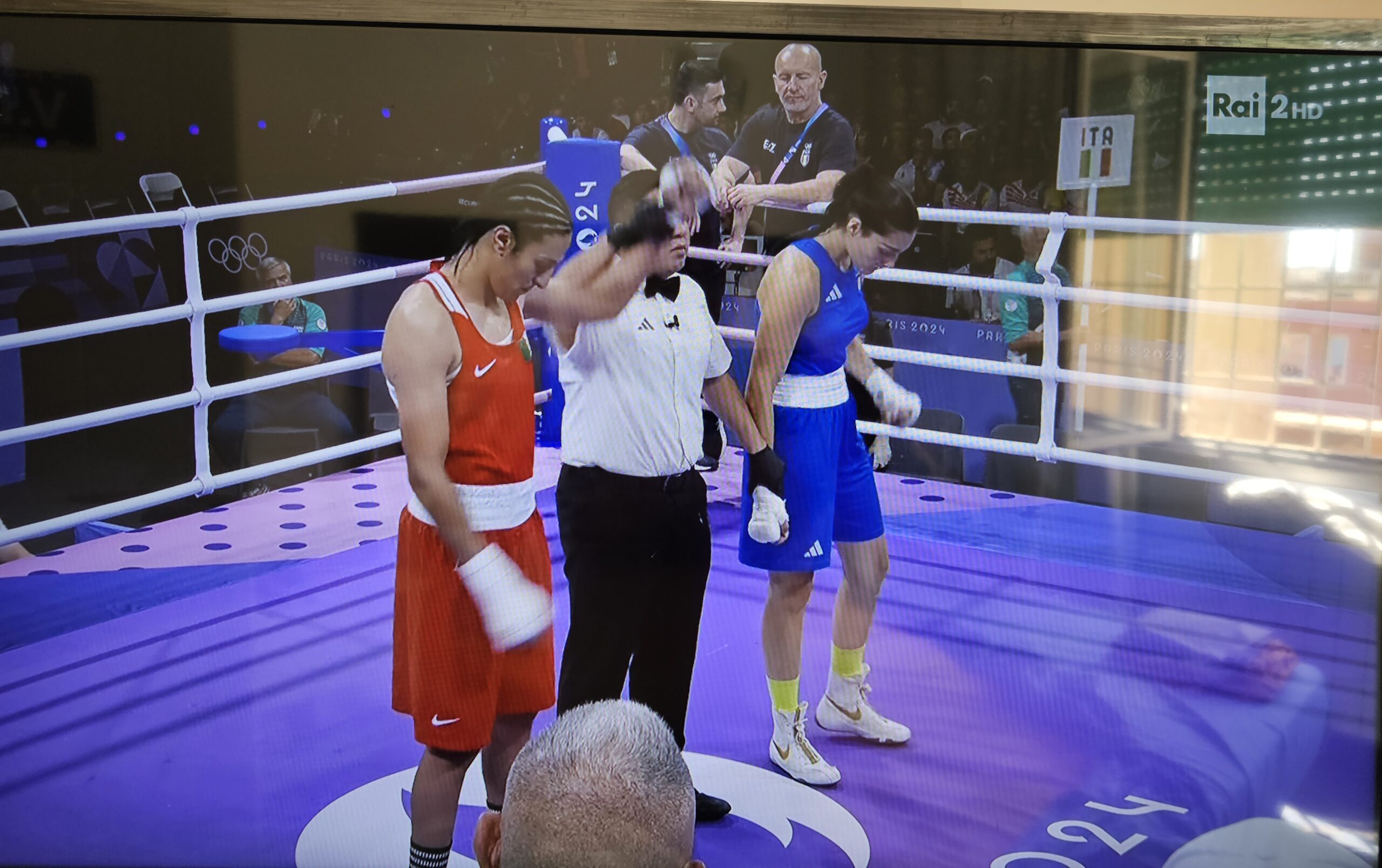 Olimpiadi Parigi 2024, Angela Carini abbandona il ring nel primo round  contro Imane Khelif