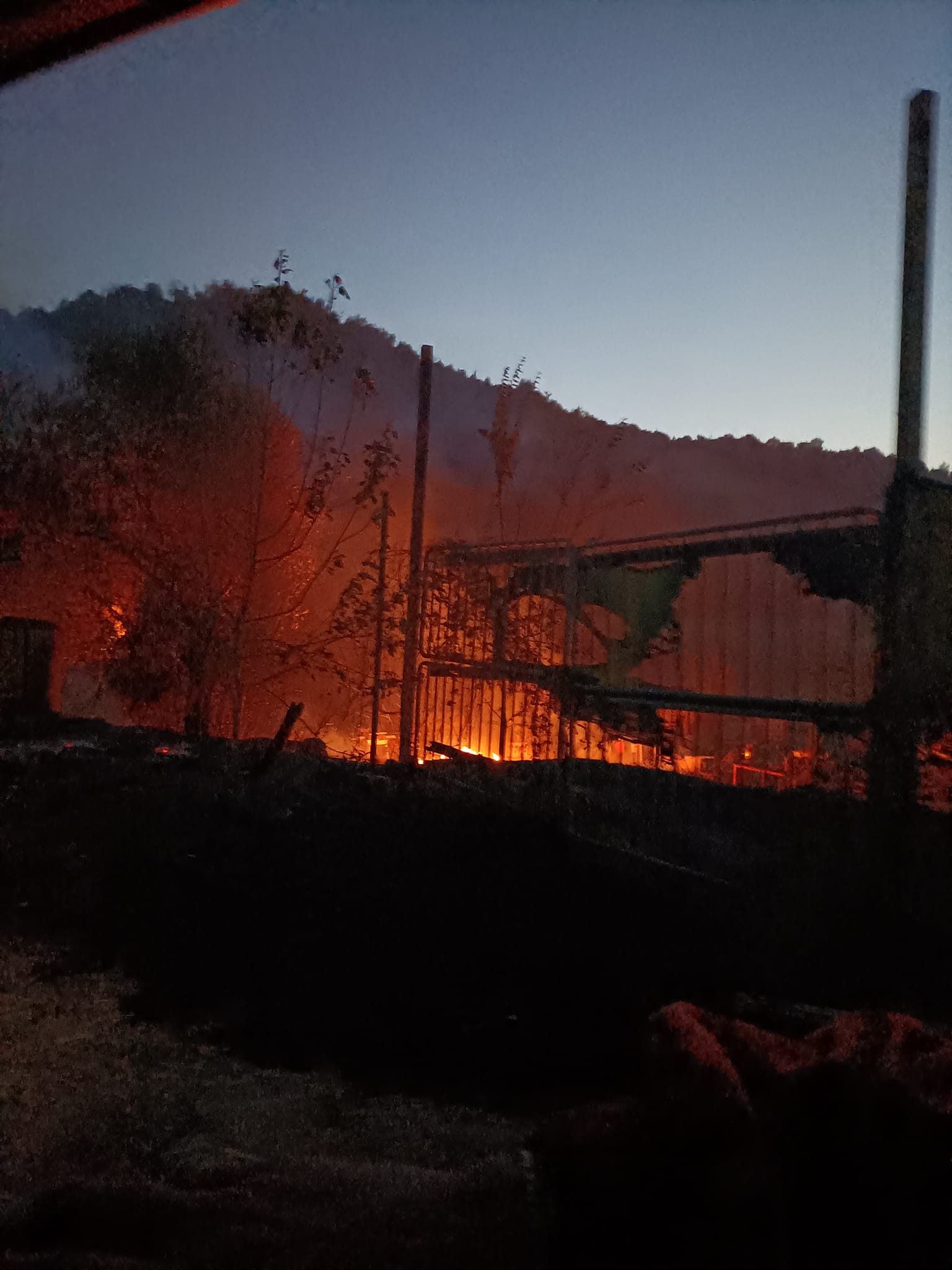 Castelnuovo, l'incendio avanza: rinforzi dal Nord Italia (VIDEO) 2