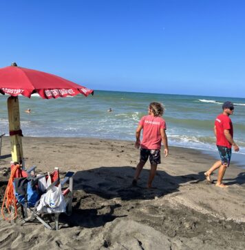 Bagnini in sfida nel Palio della "Voga di Fregene": gara a colpi di remi e pattino, si elegge il re della spiaggia