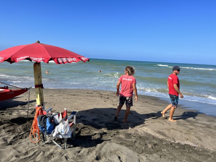 Bagnini in sfida nel Palio della "Voga di Fregene": gara a colpi di remi e pattino, si elegge il re della spiaggia