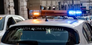 Un'auto di servizio della Polizia Locale