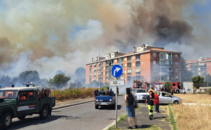 Vasto incendio esplode a Settecamini: evacuata una palazzina 1