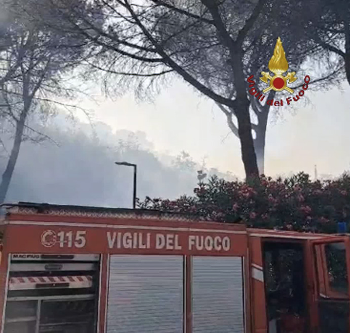 Vasto incendio alle porte di Roma: quattro elicotteri sulla zona evacuata 1