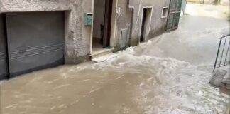 l'acqua invade una strada a Guidonia