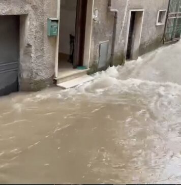 l'acqua invade una strada a Guidonia