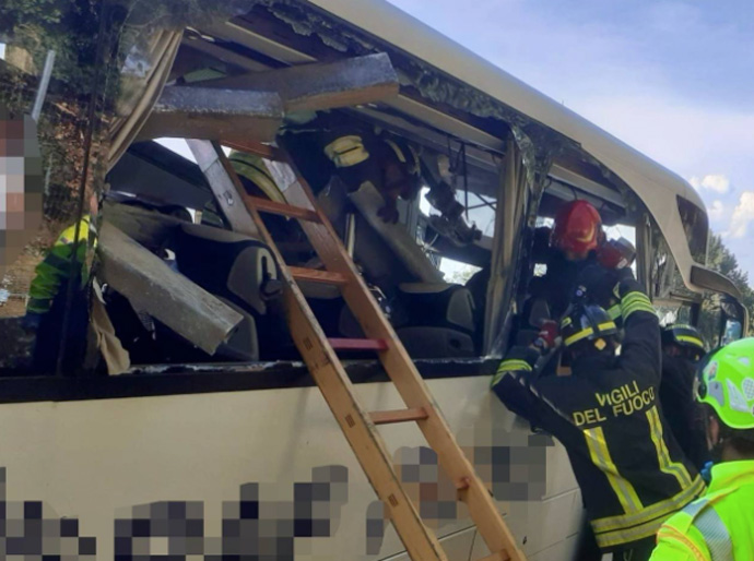 Grave incidente sull'Autostrada A1: coinvolto un bus di turisti. Un morto e numerosi feriti 1