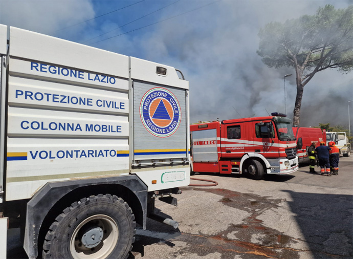 Vasto incendio all'Albuccione: fiamme partite da un camper del campo rom (VIDEO) 1