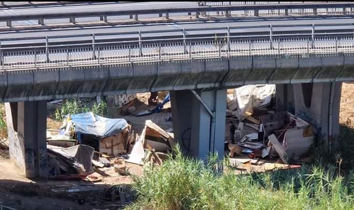 Sgomberi a Portuense: nel maxi insediamento decine di casette e bombole del gas 1