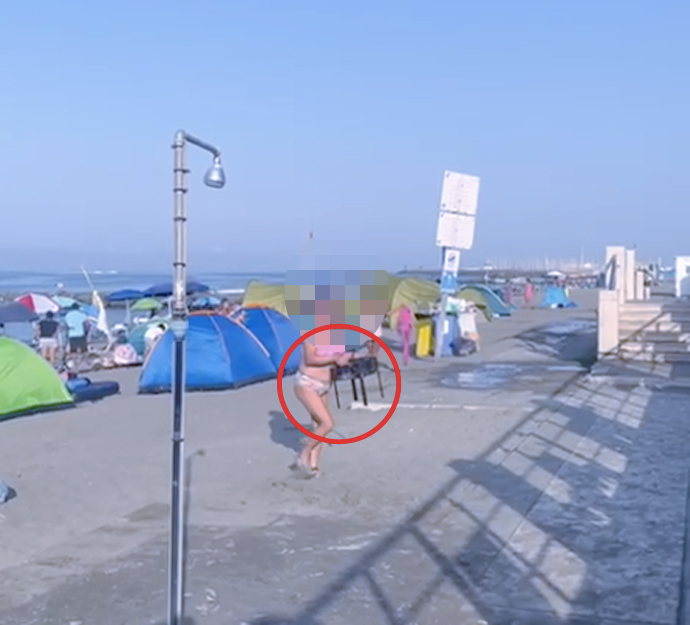 Ostia si sveglia con decine di tende sulla spiaggia: fuori controllo il fenomeno degli accampamenti (VIDEO) 1